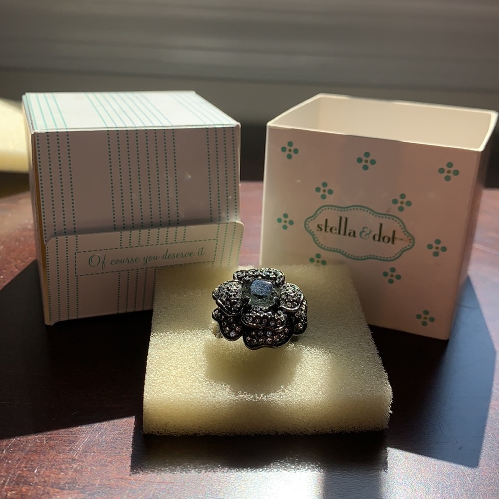 Stella & Dot Belle Fleur hermatite ring